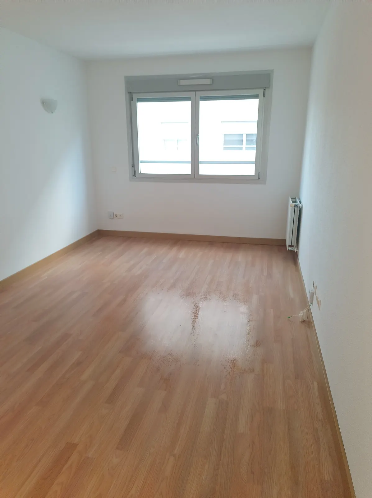 Habitación con suelo laminado nuevo, ya terminada.