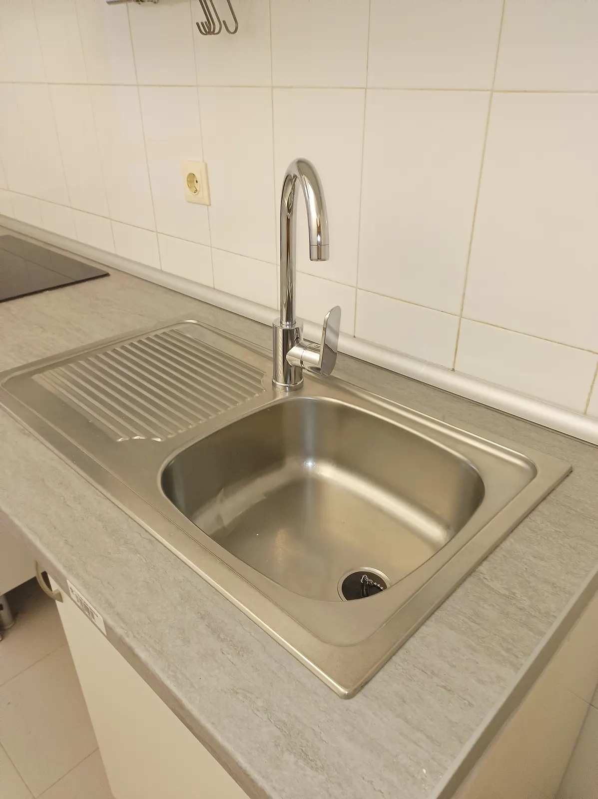 Detalle del fregadero y la grifería nuevos.