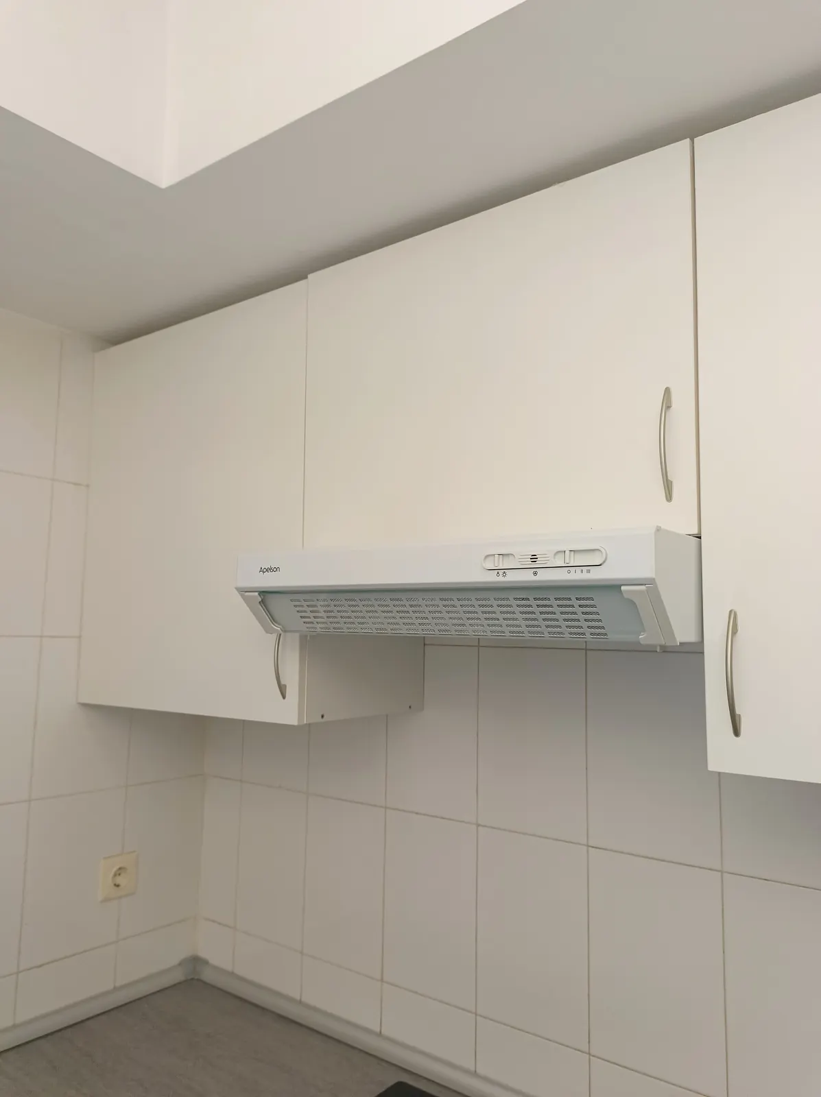 Acabado final de la cocina, con la vitrocerámica instalada.